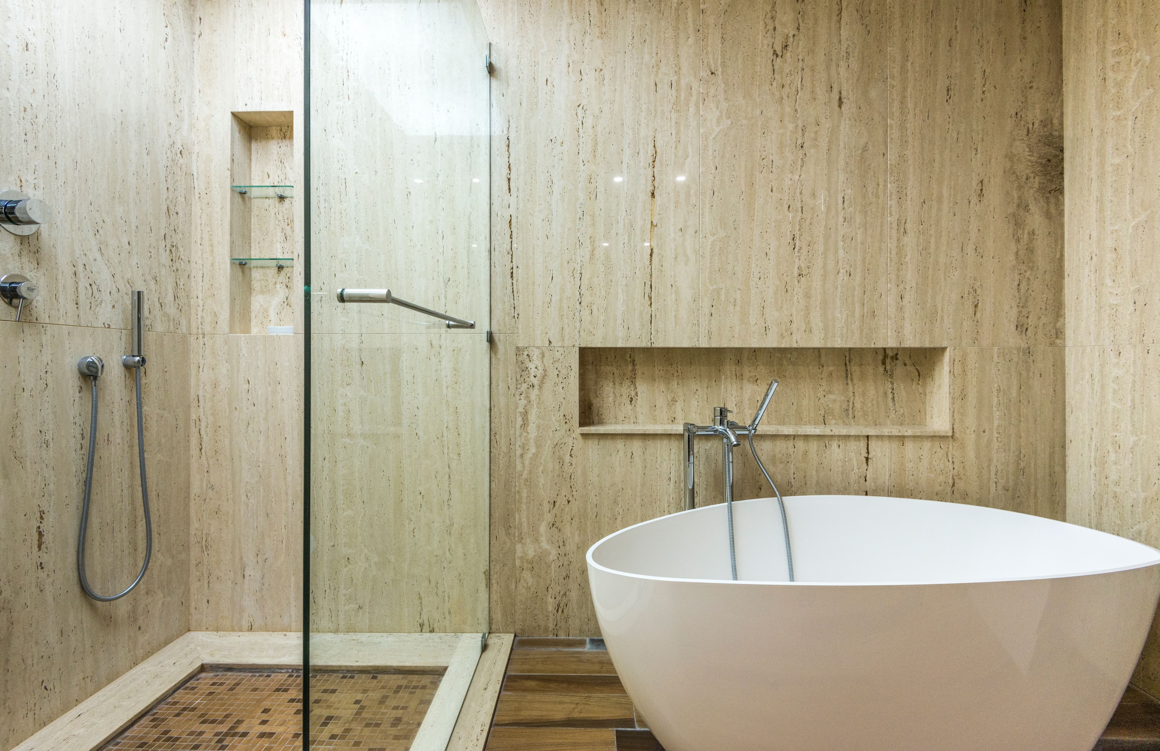 Elegantes Badezimmer mit Travertin